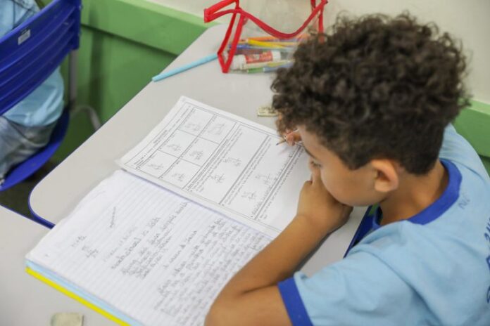 Educação - sala de aula - professor - educação básica - escola pública - alunos