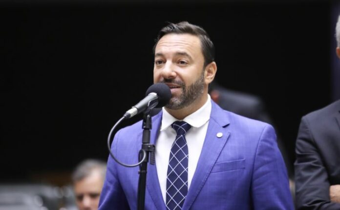 Deputado Daniel Freitas fala ao microfone