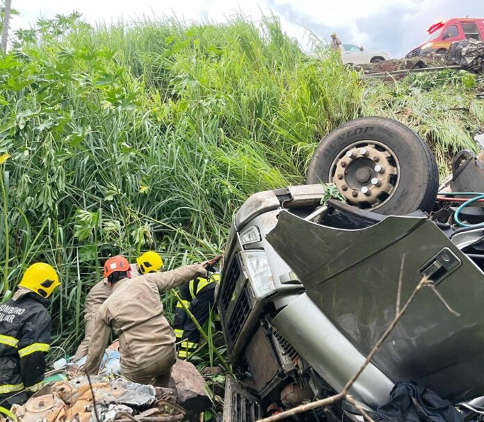 Bombeiros retiram vítima presa às ferragens após acidente na Serra do Mangaval