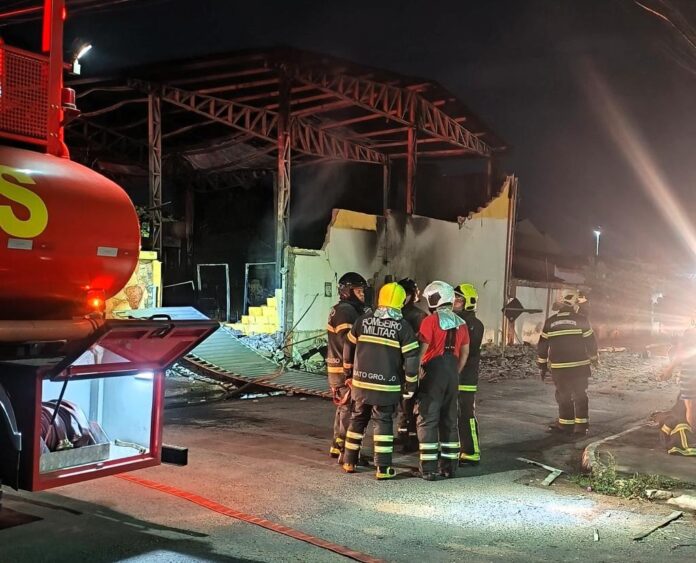 Corpo de Bombeiros combate incêndio em fábrica de espuma em Cuiabá