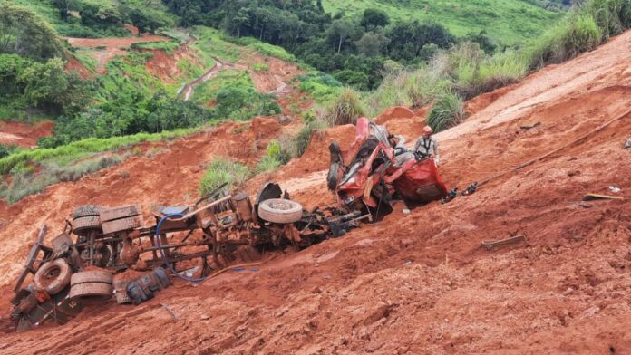 Corpo de Bombeiros retira corpo de vítima presa às ferragens após acidente na Serra de Deciolândia