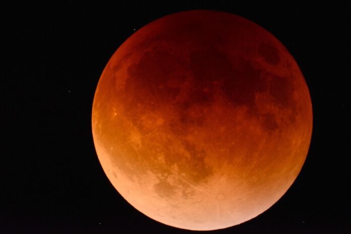 eclipse lunar, chamado de lua de sangue