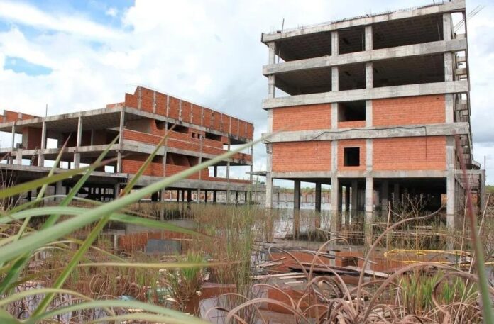 Obra do Hospital Universitário abandonada