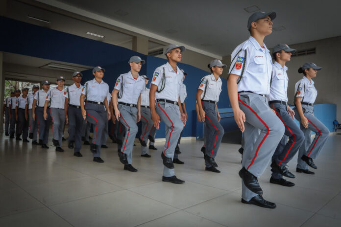 Pais e alunos aprovam conversão e 33 escolas da Rede Estadual vão para modelo cívico-militar