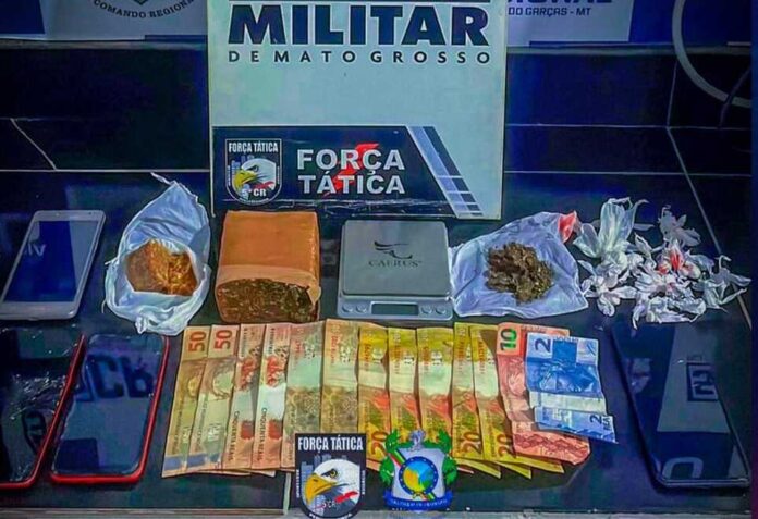 Polícia apreende drogas e suspeitos de tráfico são conduzidos à delegacia em Barra do Garças