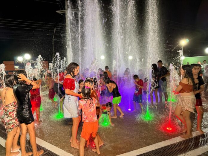 Prefeito Adelcino Lopo inaugura praça do Pequi com fonte interativa