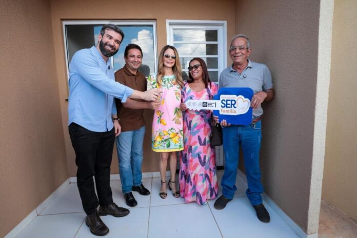 Primeira-dama de MT entrega primeira casa sorteada no Casamento Abençoado