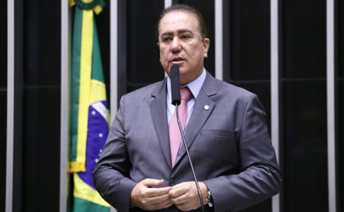 Deputado Jonas Donizette fala ao microfone