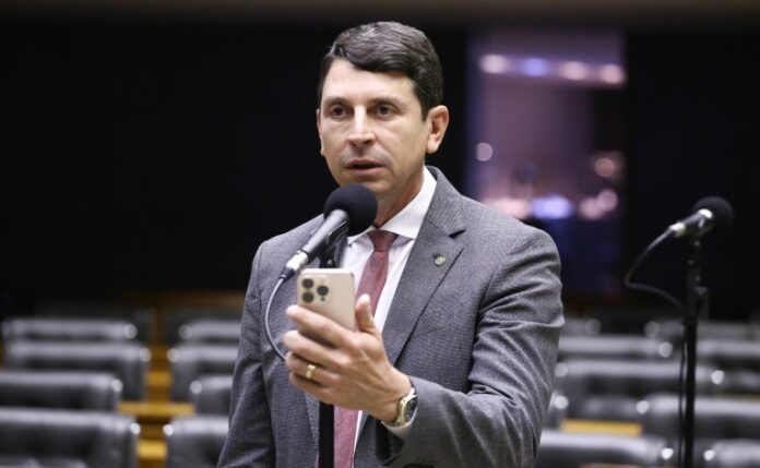 Deputado Juninho do Pneu (União-RJ) fala no Plenário da Câmara dos Deputados