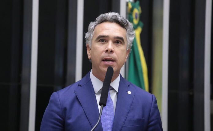 Deputado Rafael Brito fala ao microfone