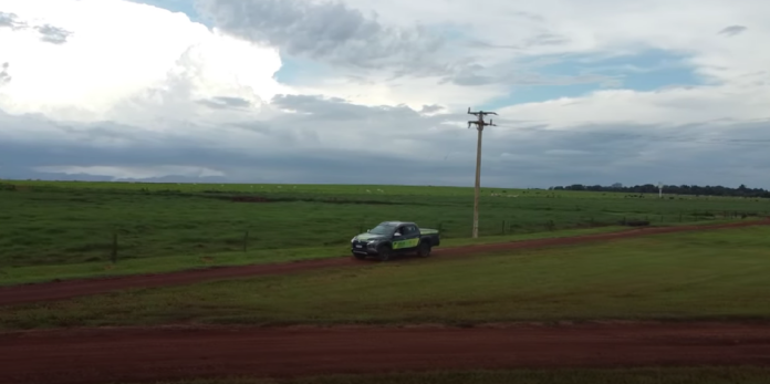 Camionete andando pelo campo