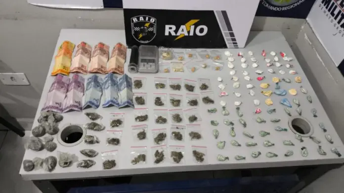 Companhia Raio prende trio por tráfico e apreende 128 porções de drogas em Cuiabá - 