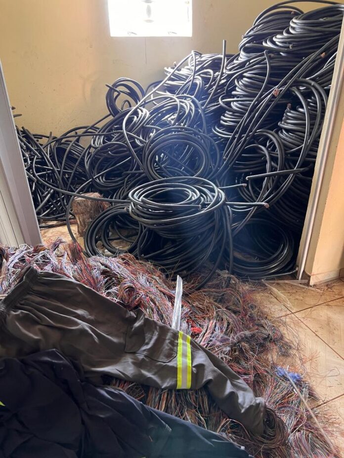 Polícia Militar desarticula quadrilha e recupera 5,8 toneladas de fios de cobre e de fibra óptica furtados - 