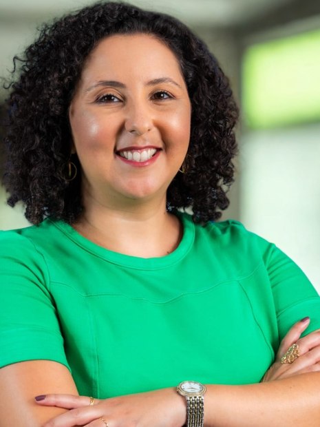Mulher sorrindo de braços cruzados