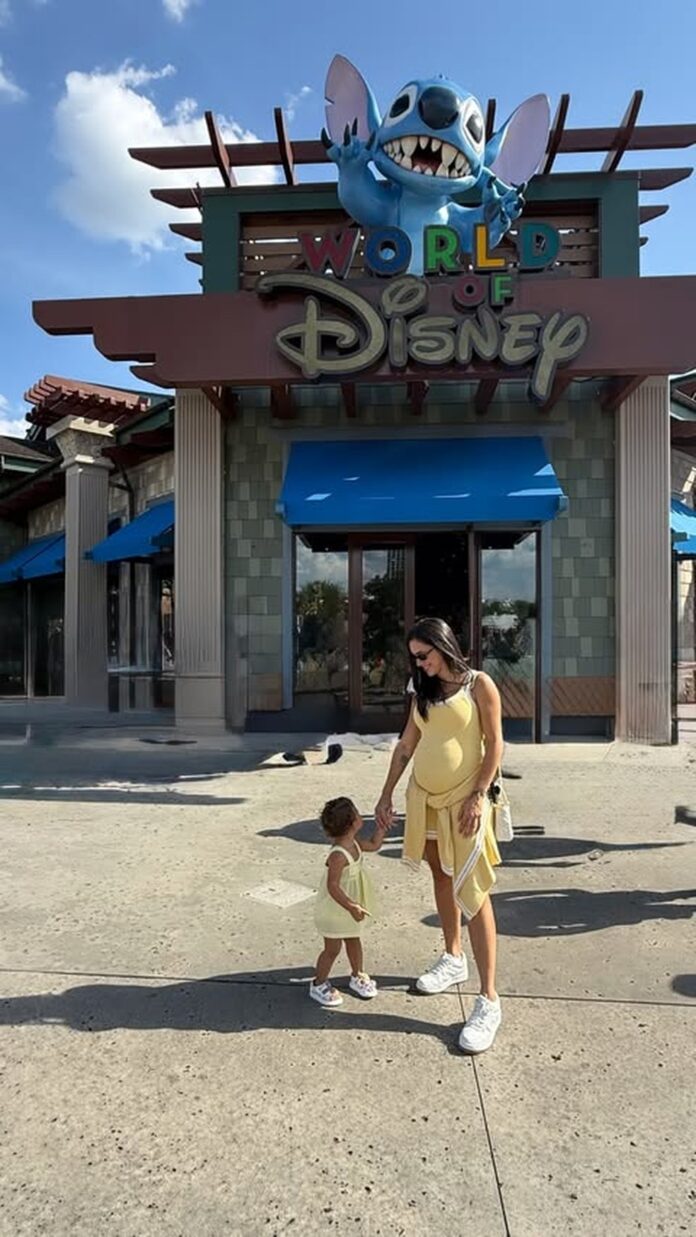Bruna Biancardi aposta em visual combinando com Mavie durante dia de parque em Orlando — Foto: Reprodução/Instagram