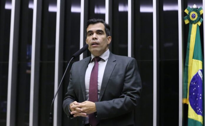 Deputado Ricardo Ayres fala ao microfone