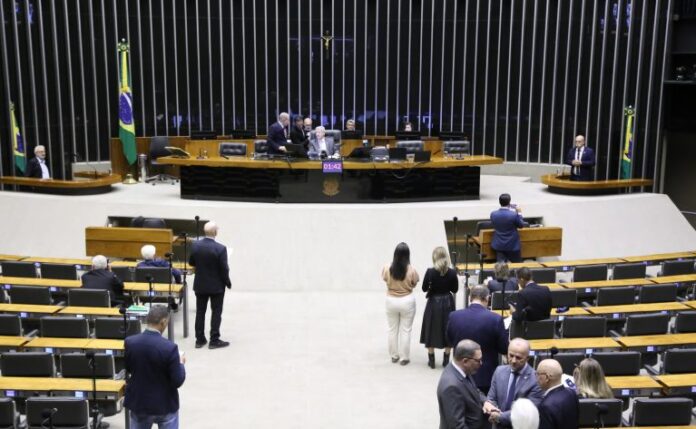 Deputados reunidos no plenário
