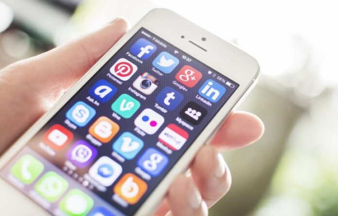 Comunicação - internet - redes sociais interatividade fake news notícias falsas conectividade usuários telefones celulares wi-fi smartphones