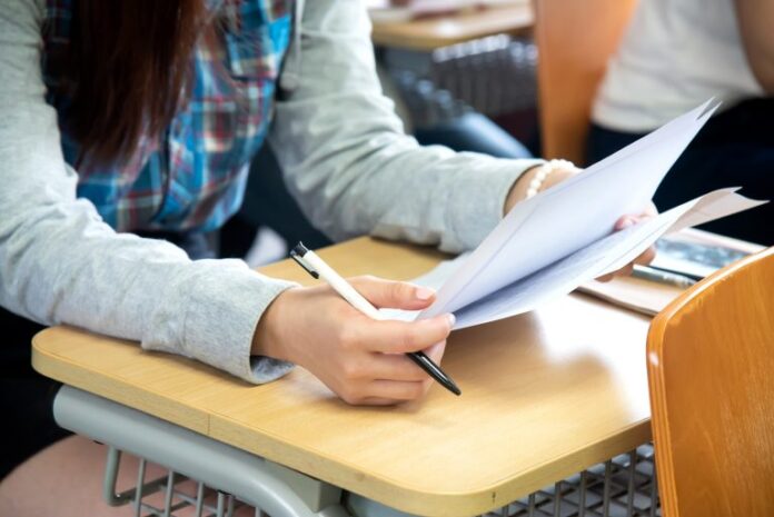 Estudante fazendo prova