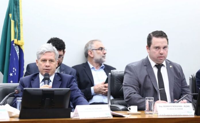 Ministro Paulo Teixeira durante comissão