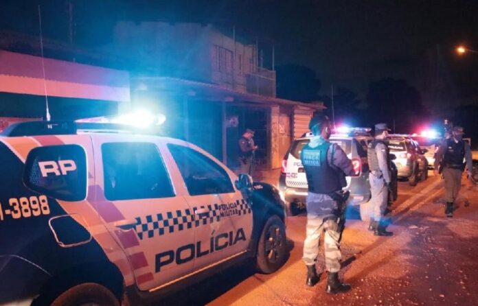 Dupla invade casa, faz grávida refém e morre em confronto com a PM