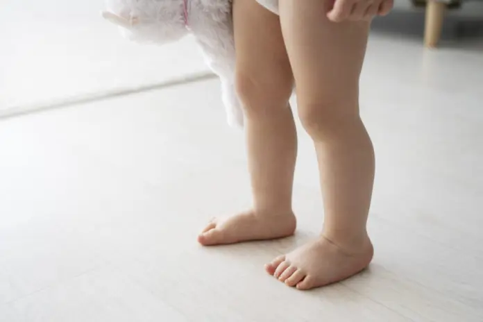 Mãe é presa suspeita de queimar e quebrar o braço de filho de 2 anos