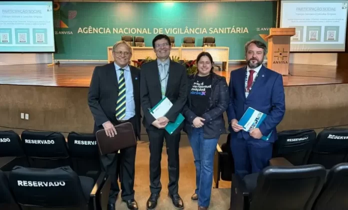 Carlito Merss (esq.) e Layla Caldas participam de reunião com representantes da Anvisa. Foto: divulgação/Sebrae