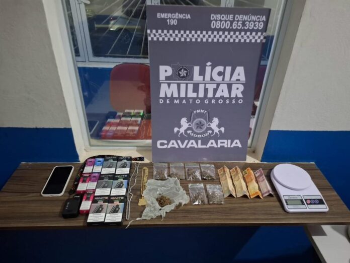 Cavalaria da PM prende homem por tráfico de drogas, apreende maconha e cigarros eletrônicos - 