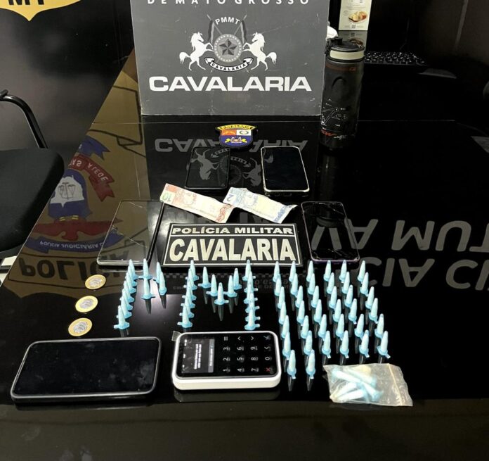 Cavalaria da PM apreende 71 porções de drogas e prende dois faccionados - 
