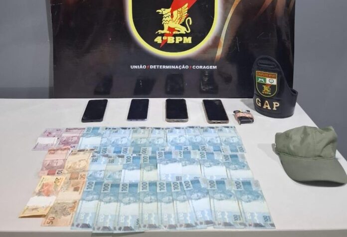 Três são presos suspeitos por roubo de joias e Polícia Militar recupera R$ 2,7 mil - 