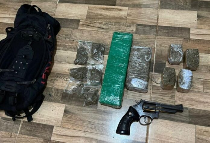 Força Tática apreende arma e drogas; homem com 21 passagens criminais morre em confronto - 