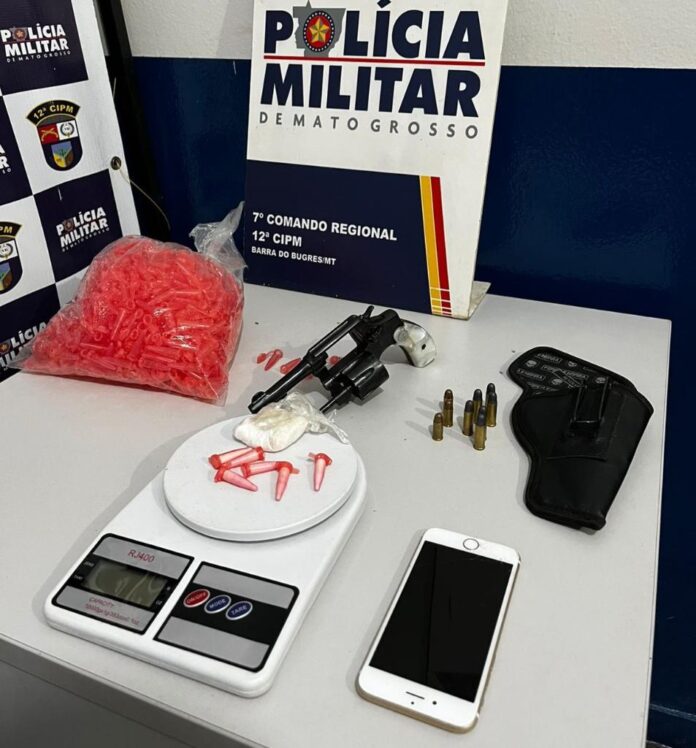 PM apreende adolescente faccionado com arma de fogo e drogas em Barra do Bugres - 