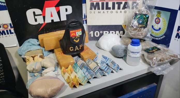 PM apreende tabletes de maconha e pasta base de cocaína após denúncia de homicídio em Cuiabá - 