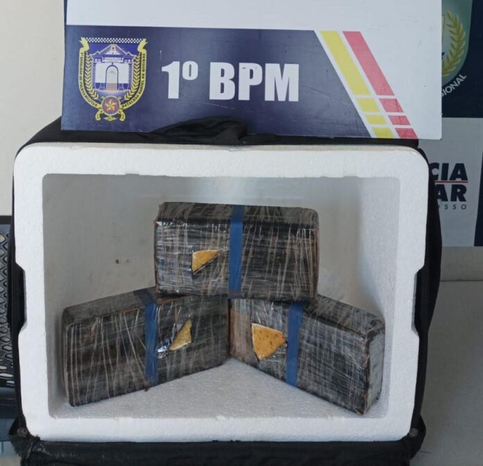 PM prende dois homens por furto a loja e apreende tabletes de cocaína - 