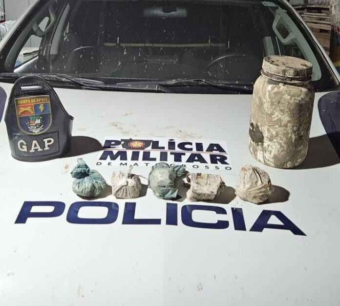 PM flagra casal de traficantes integrantes de facção com porções de drogas - 