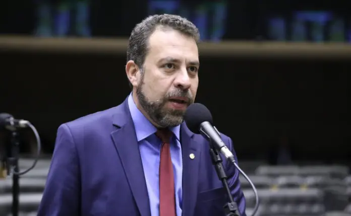 Deputado Guilherme Boulos fala ao microfone