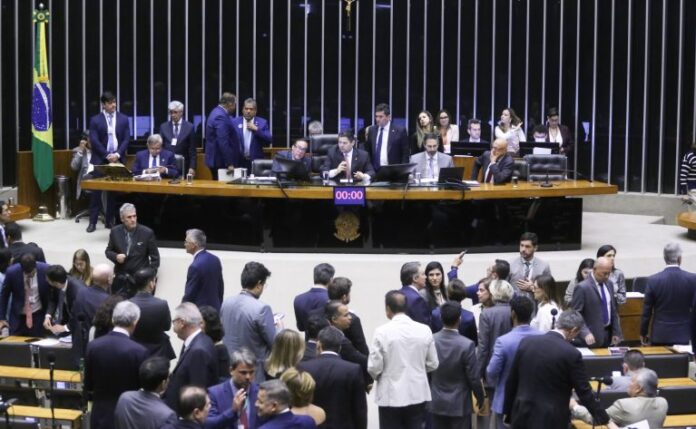 Deliberação de vetos presidenciais.