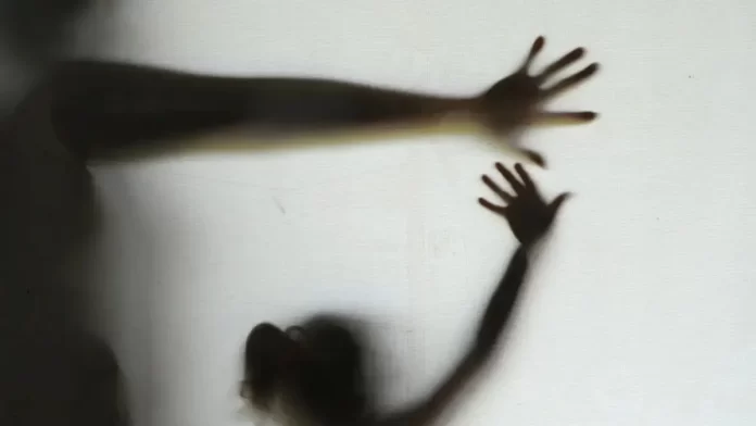 Criança de 9 anos é forçada pela madrasta a comer papel em Goiás