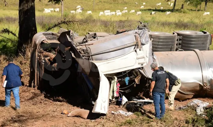 Motorista morre após colisão entre três carretas em MT