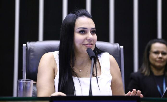 Deputada Dayany Bittencourt fala ao microfone