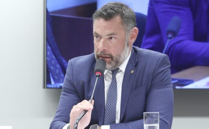Deputado Marangoni fala ao microfone