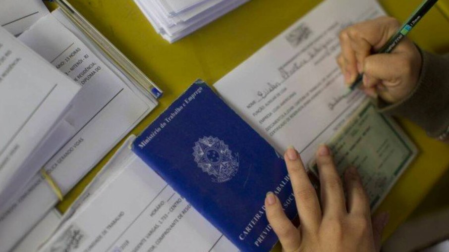 Reajuste não é automático para trabalhadores no regime CLT